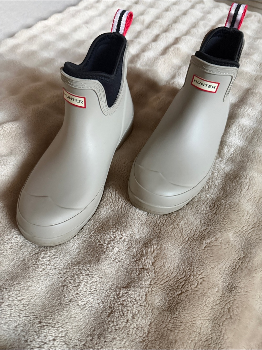 Hunter Men’s Short Chelsea Rain Boots — Light Gray with Black Collar